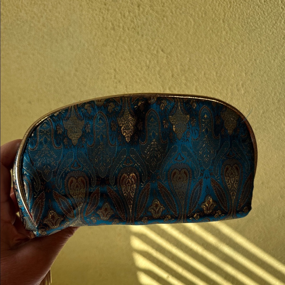Stephanie Johnson Cosmetics bag with hair clip and Facial mask. - Picture 3 of 6